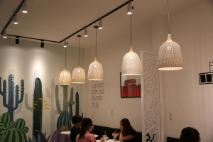 Đèn được sử dụng phổ biến tại các quán cafe, giúp tăng sự lung linh cho không gian quán 