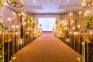 Đèn cây được xếp thành hàng dài tại trung tâm tiệc cưới